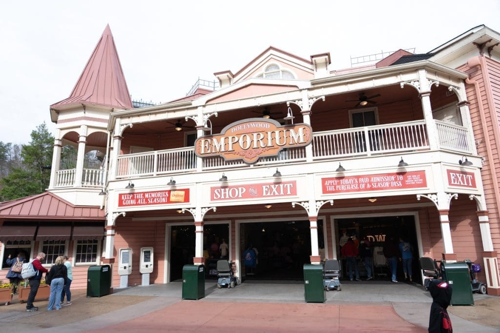 Dolly Parton Welcomes Season Pass Holders To Dollywood 